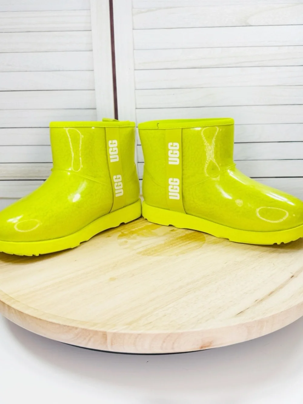 UGG Kids Classic Clear Mini II Boots Sherpa Lined Sulfur Green‎ Size 5 Big Kid